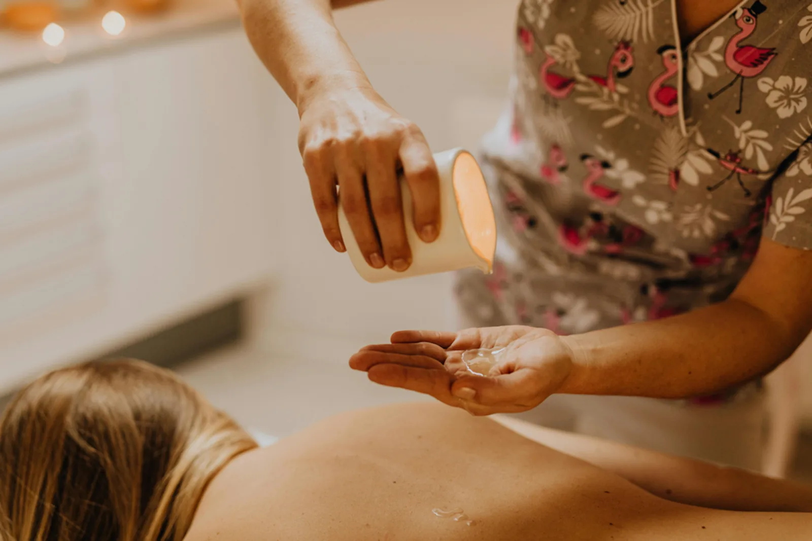 Aromaterapia no Núcleo Shamah em Guarujá com óleos essenciais para relaxamento e equilíbrio emocional.